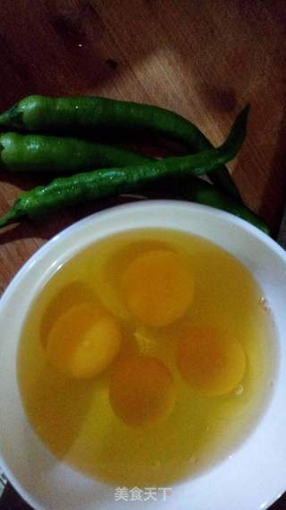 “快手小炒菜”辣椒鸡蛋羹的做法步骤：1