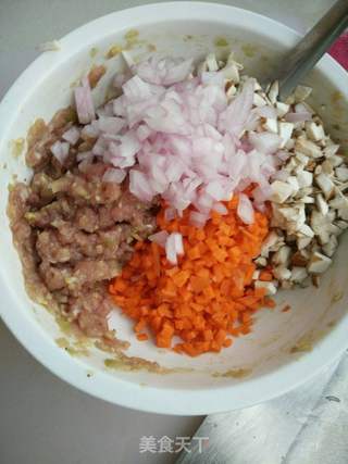 香菇洋葱肉煎包的做法步骤:2