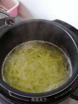 小酸甜口~凉拌金针菇土豆丝的做法步骤:2