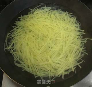炝炒土豆丝的做法步骤:3