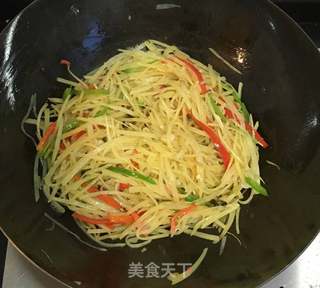 炝炒土豆丝的做法步骤:6