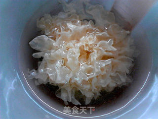 玉竹百合红枣银耳羹的做法步骤:2