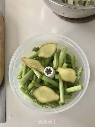 芦笋木耳虾仁水饺(完整版)的做法步骤:7