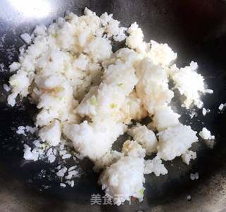 三文鱼韭菜炒饭#快手小炒菜#的做法步骤:5