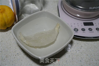 黄桃燕窝糖水的做法步骤:2