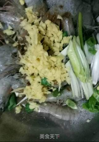 水煮鲜虾的做法步骤：2