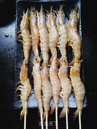 鲜虾:孜然烤虾串的做法步骤:5