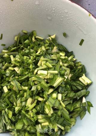 韭菜虾仁蛋饼的做法步骤:2