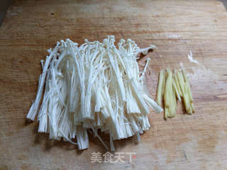 金针菇蕃茄肉丝汤的做法步骤:3