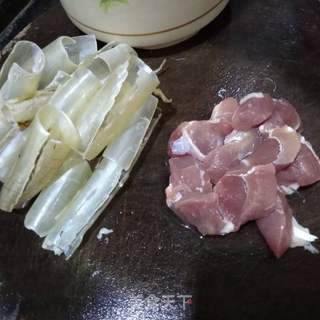 鳝胶羊肚菌炖猪腱的做法步骤:3