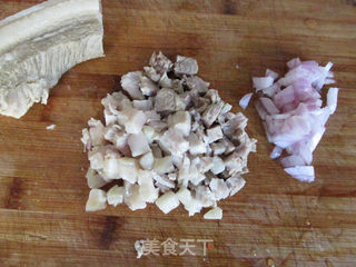 酱香肉丁拌芦笋的做法步骤:2
