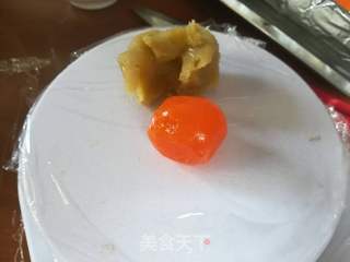 广式月饼-莲蓉蛋黄月饼的做法步骤:7
