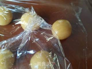 广式月饼-莲蓉蛋黄月饼的做法步骤:11