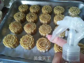 广式月饼-莲蓉蛋黄月饼的做法步骤:17