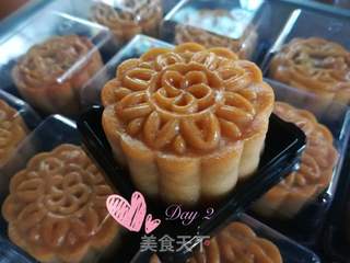 广式月饼-莲蓉蛋黄月饼的做法步骤：25