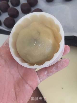 红豆沙蛋黄月饼的做法步骤:10