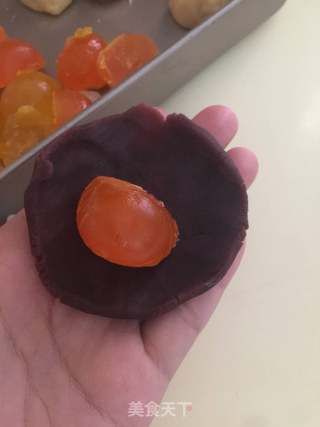 红豆沙蛋黄月饼的做法步骤:8