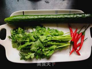 香菜拌黄瓜的做法步骤:1
