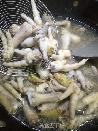 【兔子爱厨房】蒜香凤爪的做法步骤:3