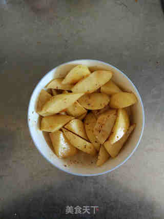 沙茶微波烤土豆的做法步骤:3