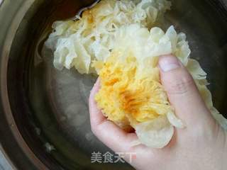 枸杞银耳羹的做法步骤:2