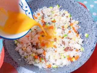 【宝宝辅食】牛肉黄金炒饭 的做法步骤：11