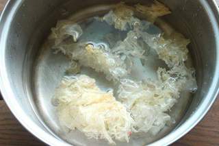 红枣银耳羹的做法步骤：2