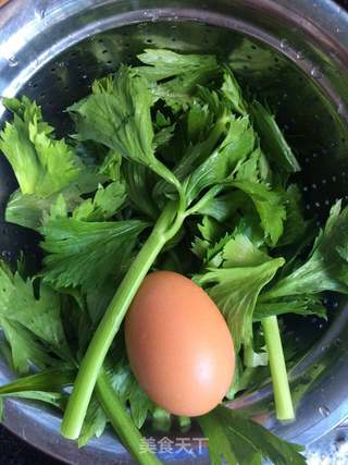 芹菜叶鸡蛋饼的做法步骤：2