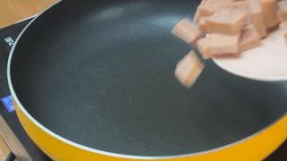 西瓜拌饭的做法步骤:2