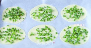 饺子皮葱油脆片的做法步骤:4