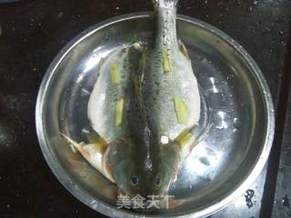 清蒸海鲈的做法步骤:2