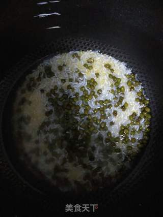 大米小米绿豆粥的做法步骤:2