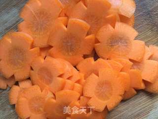 胡萝卜木耳素汤的做法步骤:2