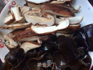 胡萝卜木耳素汤的做法步骤:3
