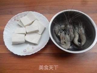 鲜虾豆腐丝瓜汤的做法步骤:2