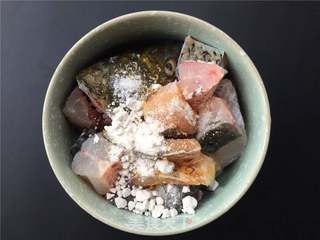 泡椒豆豉干烧鱼的做法步骤:2