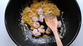 咸蛋黄烧虾仁豆腐的做法步骤:5