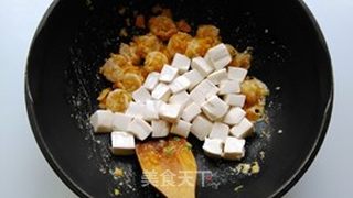 咸蛋黄烧虾仁豆腐的做法步骤:6