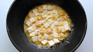 咸蛋黄烧虾仁豆腐的做法步骤:7