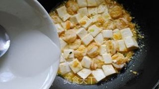 咸蛋黄烧虾仁豆腐的做法步骤:8