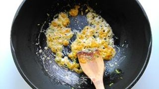 咸蛋黄烧虾仁豆腐的做法步骤:4