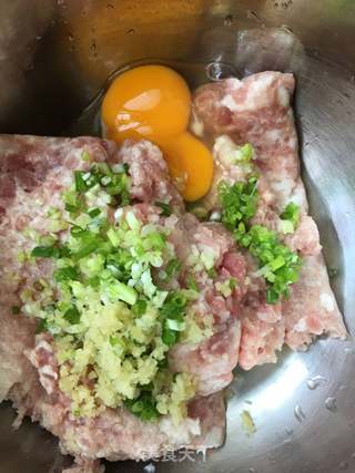 三鲜饺子的做法步骤：1