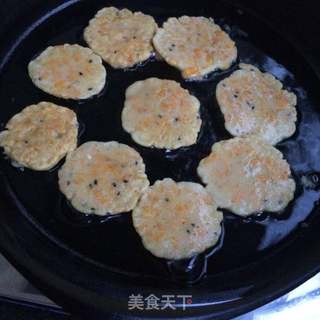 黑芝麻胡萝卜蛋饼的做法步骤:7