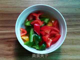 百合炒鱿鱼卷的做法步骤:2