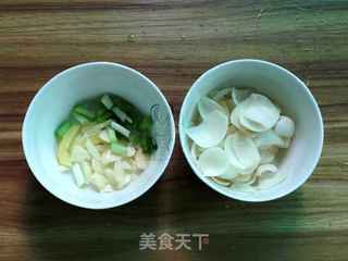 百合炒鱿鱼卷的做法步骤:3