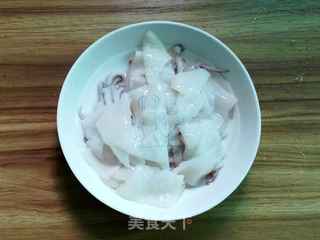 百合炒鱿鱼卷的做法步骤:4