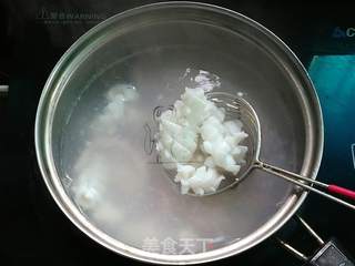 百合炒鱿鱼卷的做法步骤:5