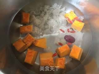 南瓜银耳蛋羹的做法步骤:5