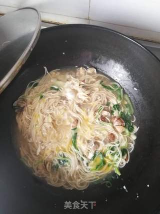 海鲜蔬菜鸡蛋面的做法步骤:3