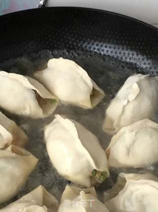 韭苔鲜虾锅贴的做法步骤:25